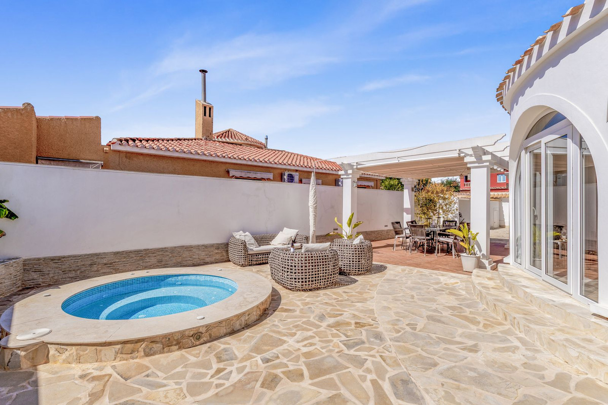 Se vende Villa - Chalet de 5 dormitorios en Costa Blanca, Alicante, España
