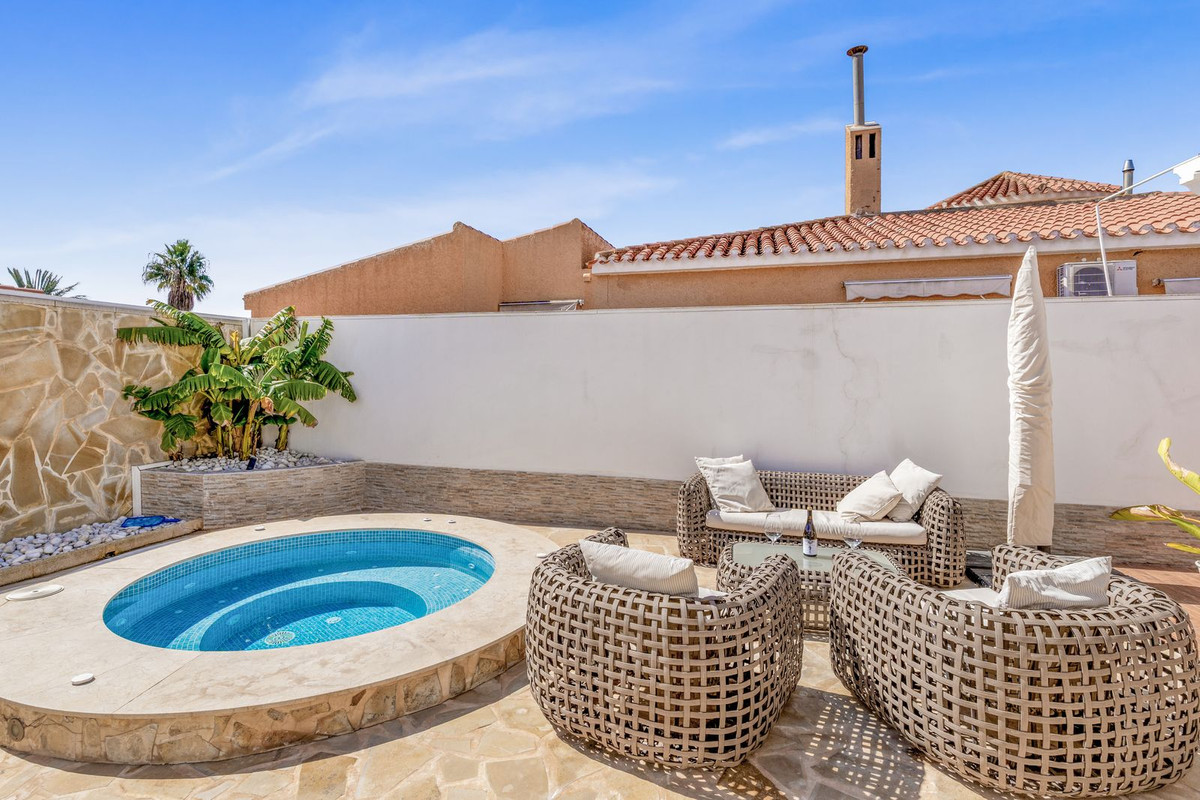 Se vende Villa - Chalet de 5 dormitorios en Costa Blanca, Alicante, España