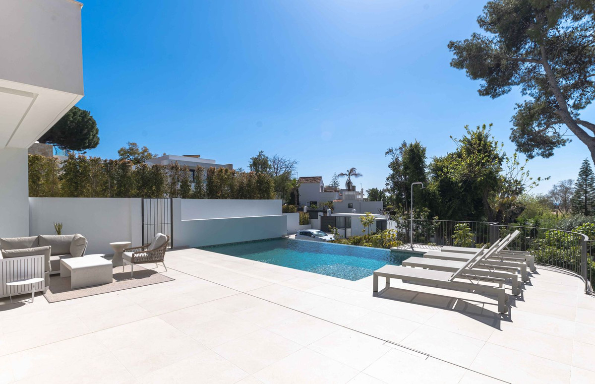 Se vende Villa - Chalet de 5 dormitorios en Costa Del Sol, Málaga, España