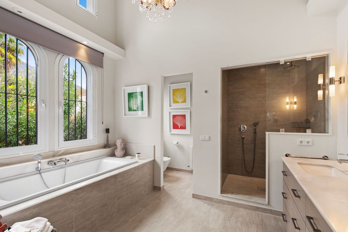 Se vende Villa - Chalet de 5 dormitorios en Costa Del Sol, Málaga, España