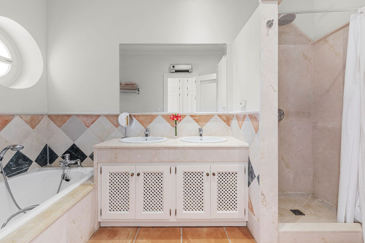 Se vende Villa - Chalet de 5 dormitorios en Costa Del Sol, Málaga, España