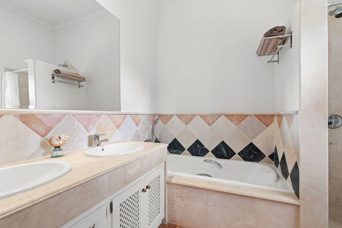 Se vende Villa - Chalet de 5 dormitorios en Costa Del Sol, Málaga, España