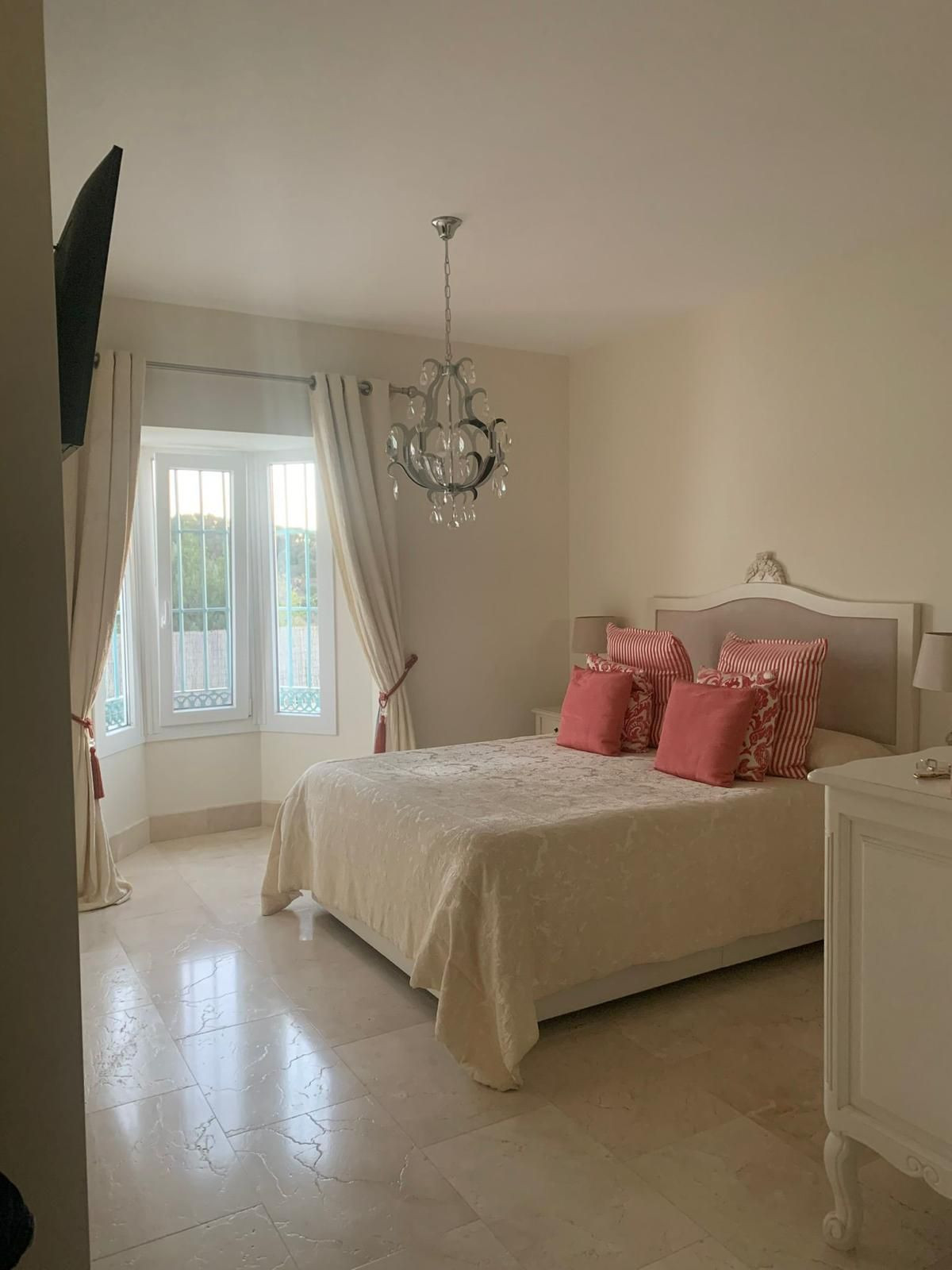 Se vende Villa - Chalet de 5 dormitorios en Costa Del Sol, Cadiz, España