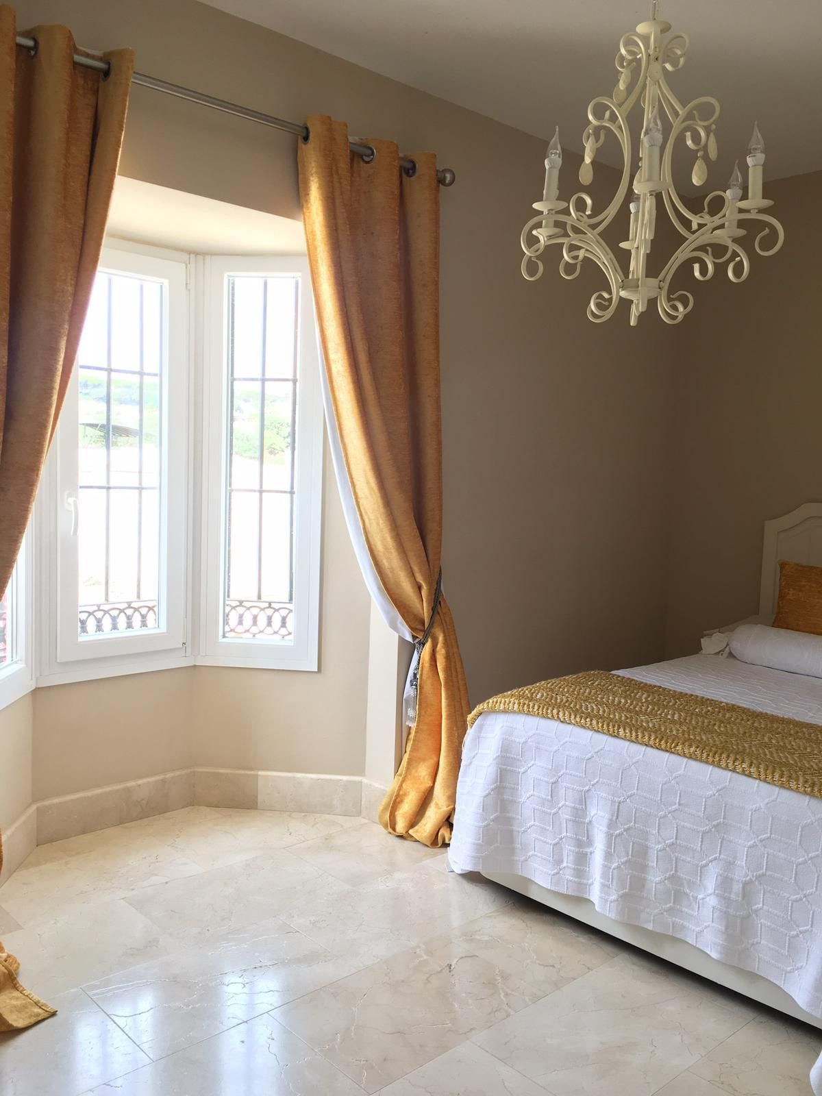 Se vende Villa - Chalet de 5 dormitorios en Costa Del Sol, Cadiz, España