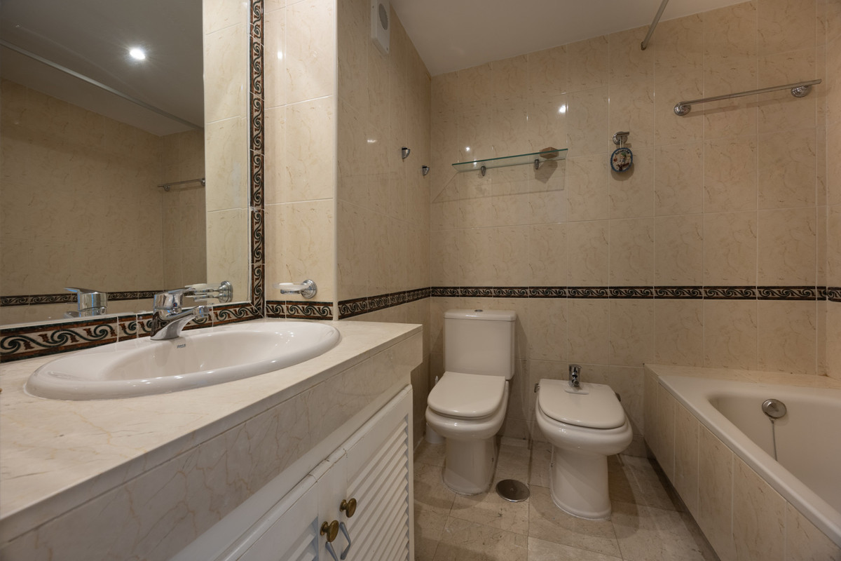 Se vende Apartamento Planta Media de 2 dormitorios en Costa Del Sol, Málaga, España