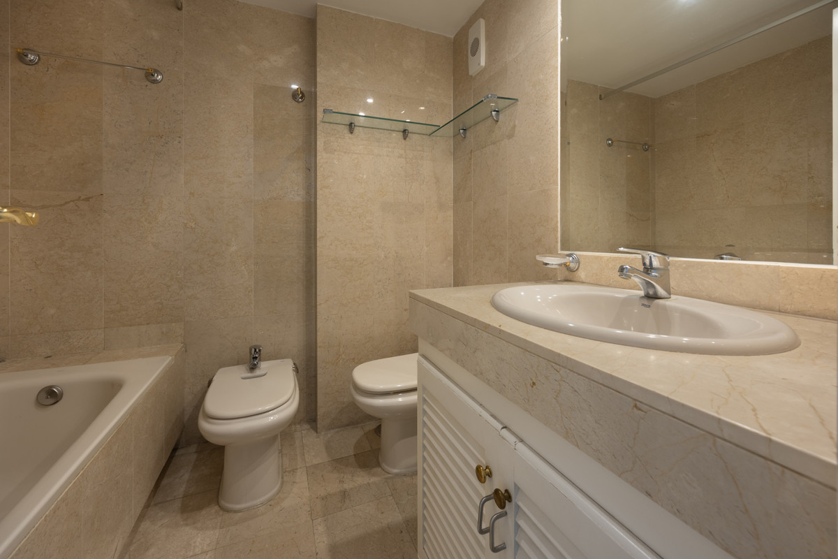 Se vende Apartamento Planta Media de 2 dormitorios en Costa Del Sol, Málaga, España
