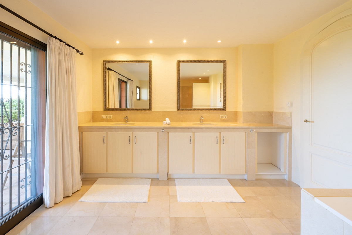 5 Bed Townhouse for sale in Marbella Costa Del Sol, Málaga, Spain