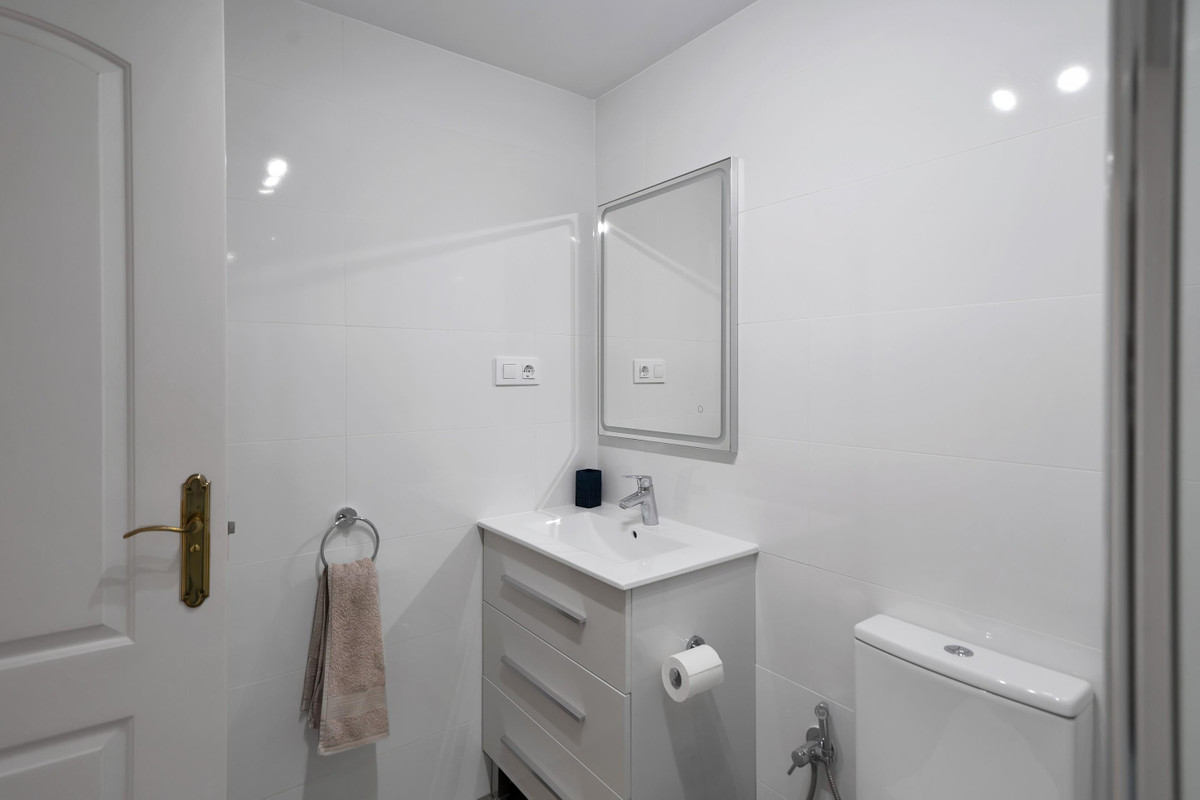 2 Bed Apartment for sale in Estepona Costa Del Sol, Málaga, Spain