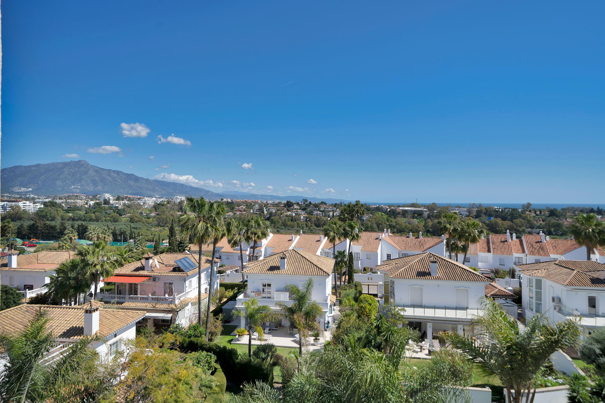 2 Bed Apartment for sale in Estepona Costa Del Sol, Málaga, Spain