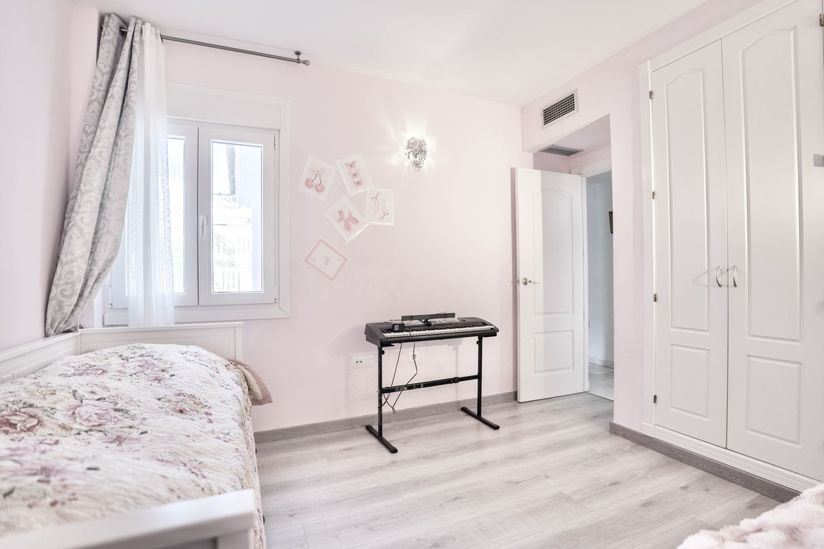 Se vende Apartamento Planta Media de 2 dormitorios en Costa Del Sol, Málaga, España