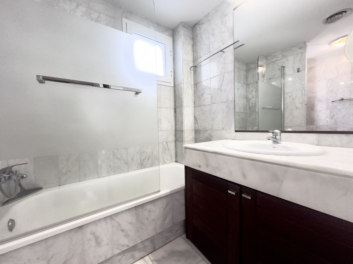 Se vende Apartamento Planta Media de 2 dormitorios en Costa Del Sol, Málaga, España