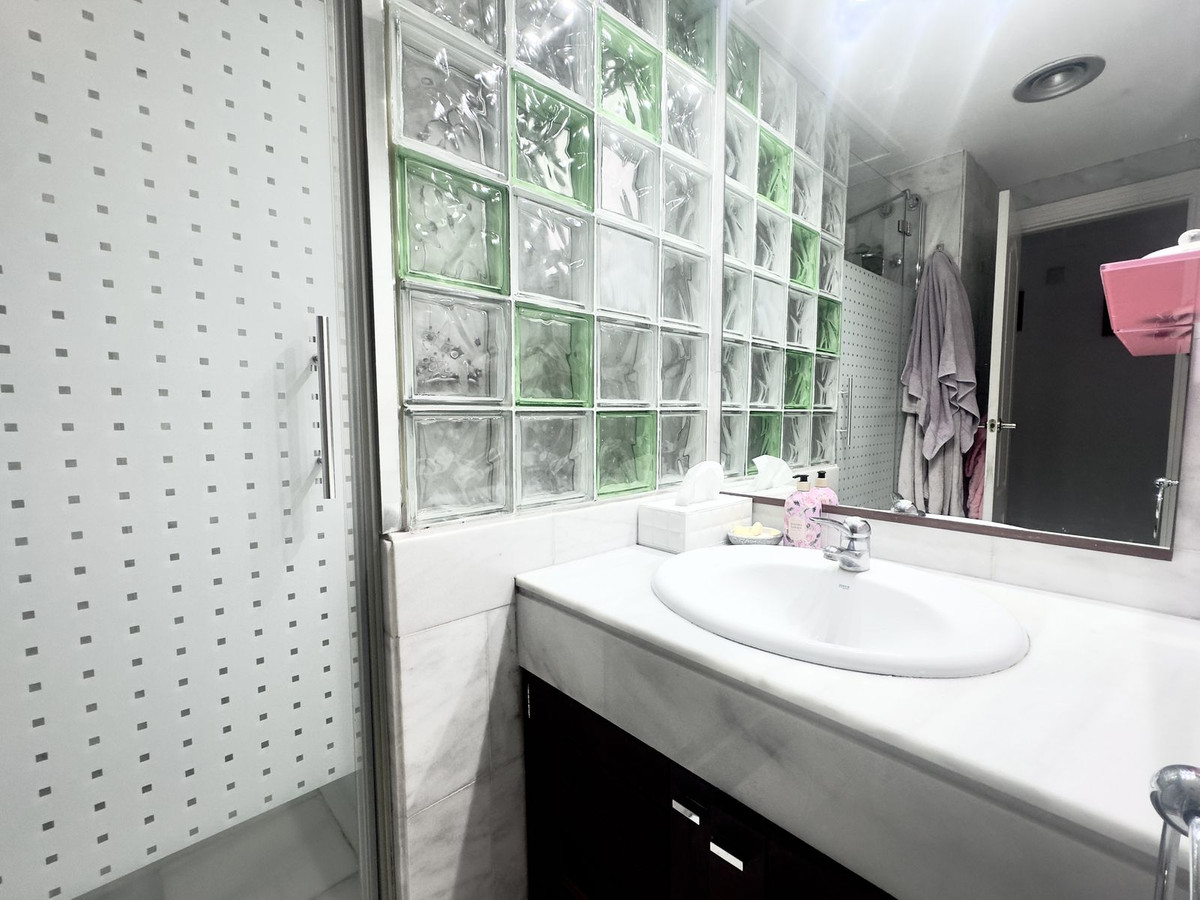 Se vende Apartamento Planta Media de 2 dormitorios en Costa Del Sol, Málaga, España