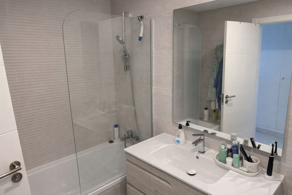 Se vende Apartamento Planta Media de 2 dormitorios en Costa Del Sol, Málaga, España