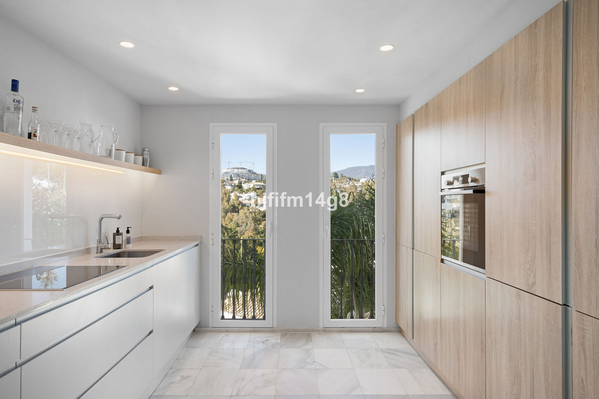 3 Bed Apartment for sale in Benahavís Costa Del Sol, Málaga, Spain