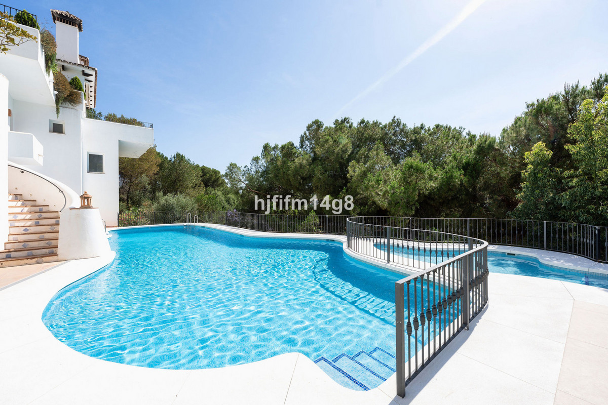 3 Bed Apartment for sale in Benahavís Costa Del Sol, Málaga, Spain