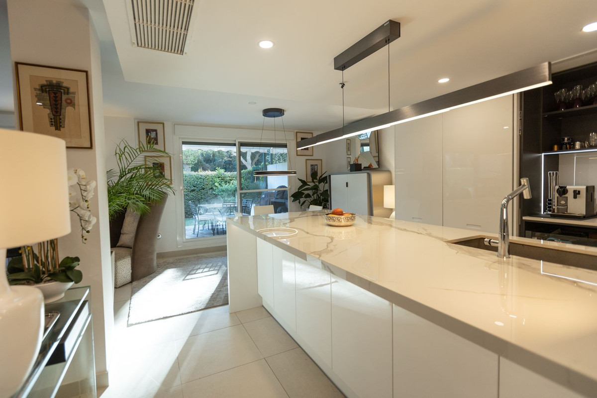 Se vende Apartamento Planta Baja de 3 dormitorios en Costa Del Sol, Cadiz, España