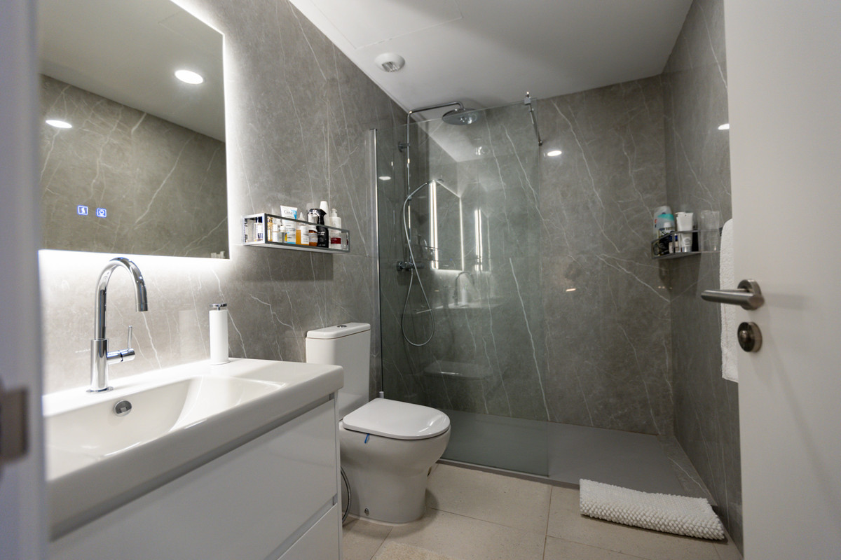 Se vende Apartamento Planta Baja de 3 dormitorios en Costa Del Sol, Cadiz, España