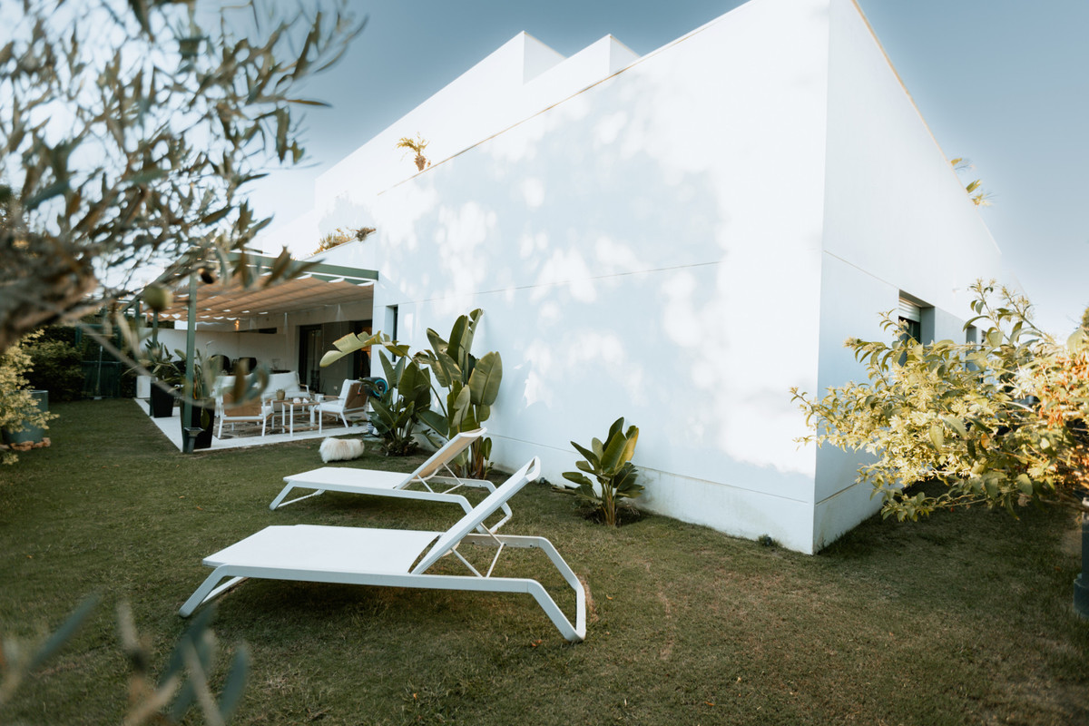 Se vende Apartamento Planta Baja de 3 dormitorios en Costa Del Sol, Cadiz, España