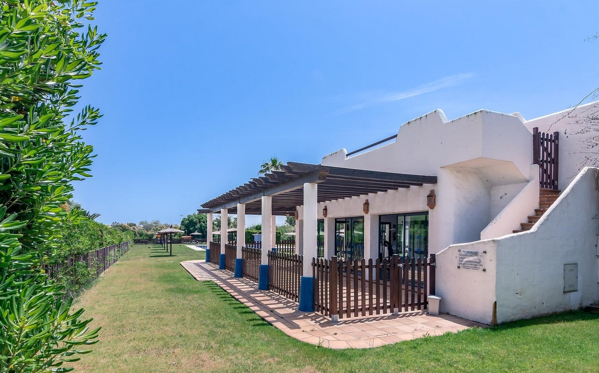 Se vende Apartamento Planta Baja de 3 dormitorios en Costa Del Sol, Cadiz, España