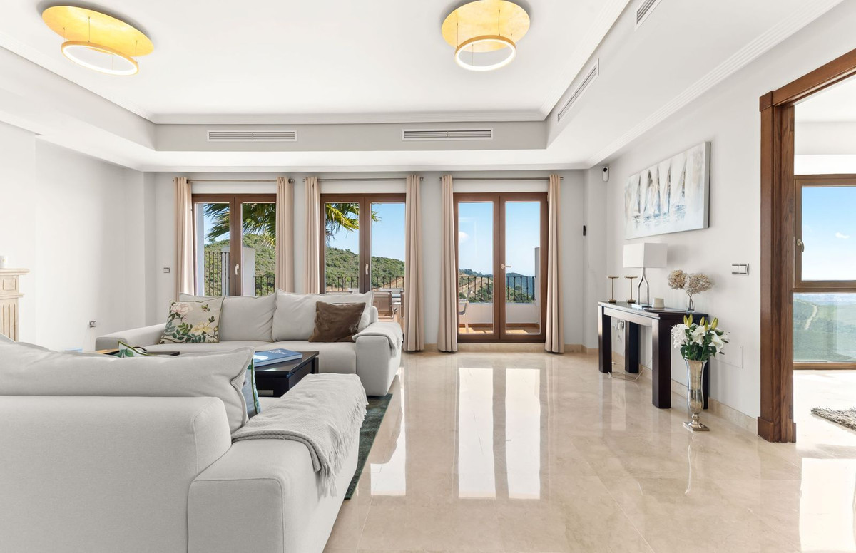 5 Bed Townhouse for sale in Benahavís Costa Del Sol, Málaga, Spain