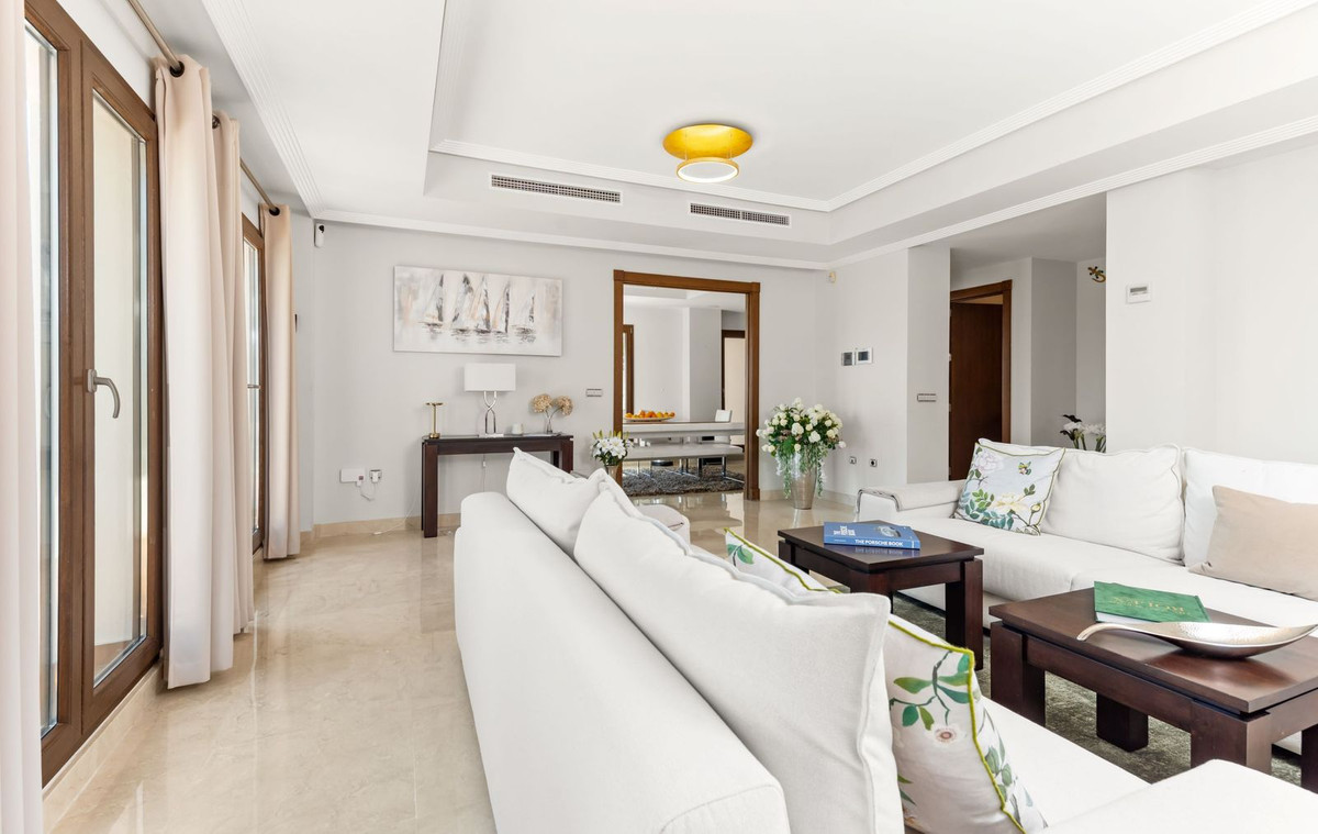 5 Bed Townhouse for sale in Benahavís Costa Del Sol, Málaga, Spain
