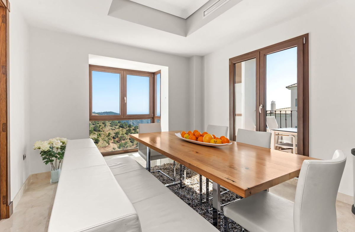5 Bed Townhouse for sale in Benahavís Costa Del Sol, Málaga, Spain