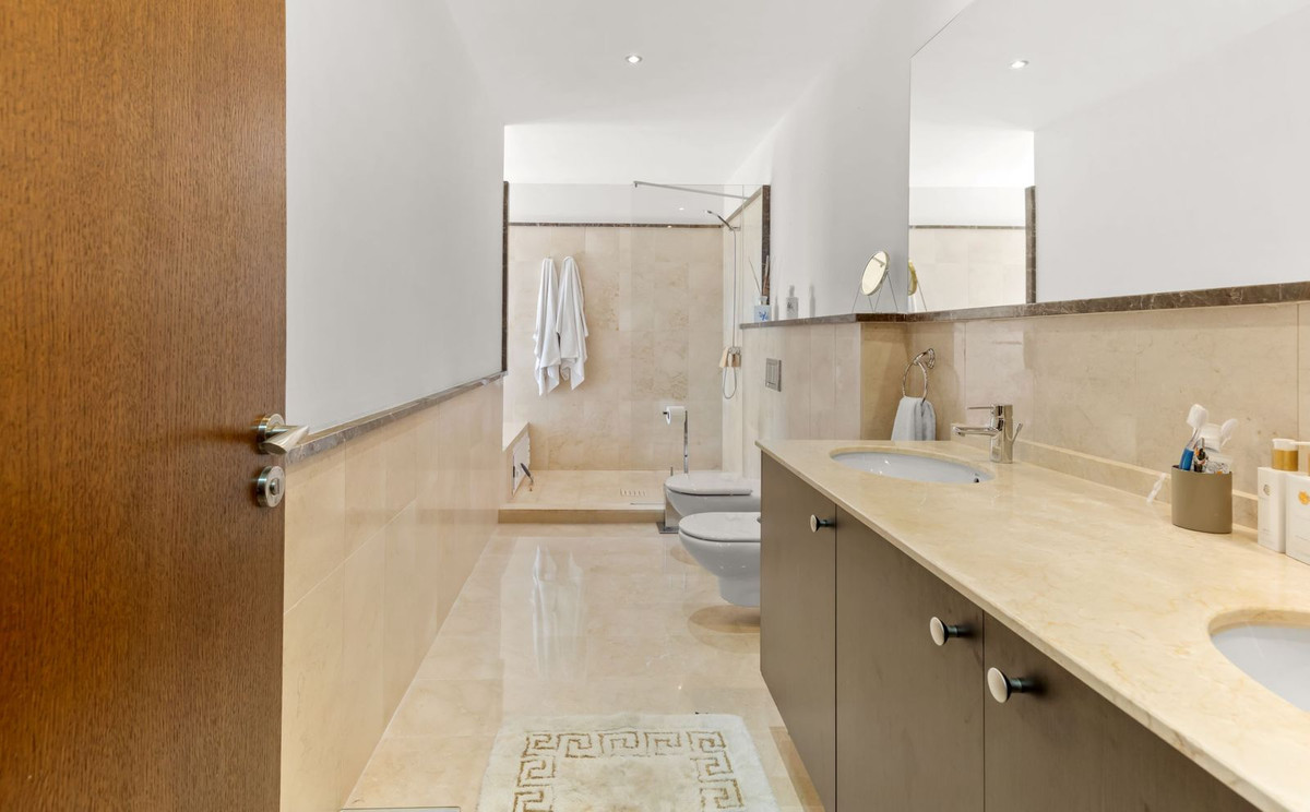 5 Bed Townhouse for sale in Benahavís Costa Del Sol, Málaga, Spain