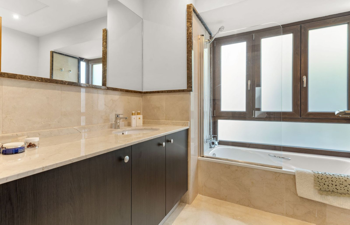 5 Bed Townhouse for sale in Benahavís Costa Del Sol, Málaga, Spain