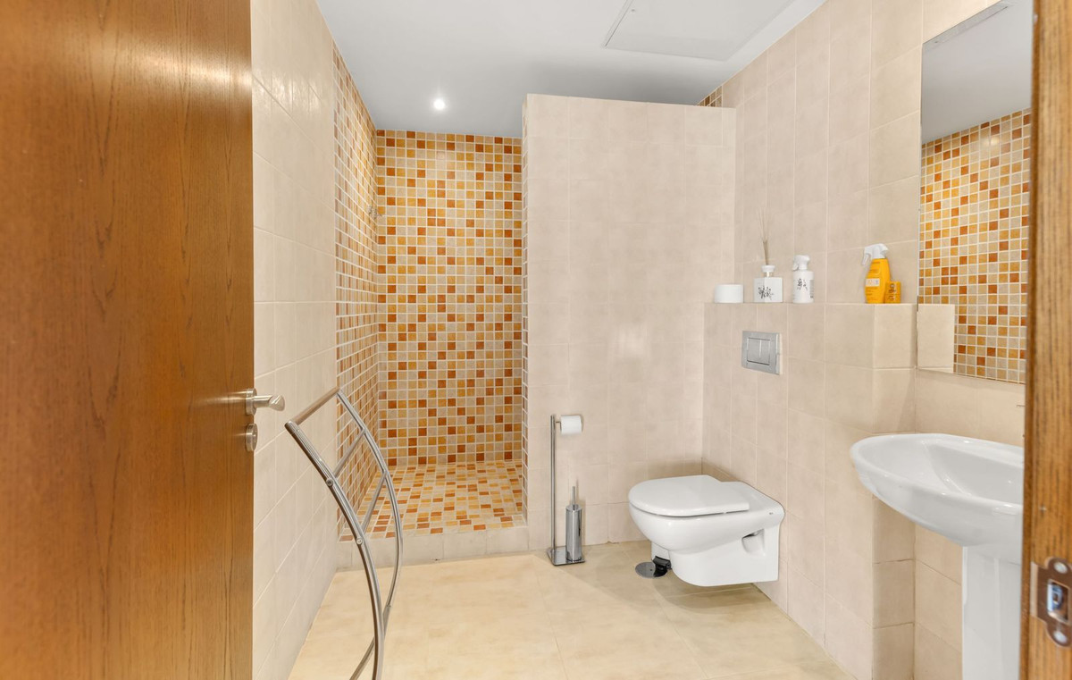 5 Bed Townhouse for sale in Benahavís Costa Del Sol, Málaga, Spain