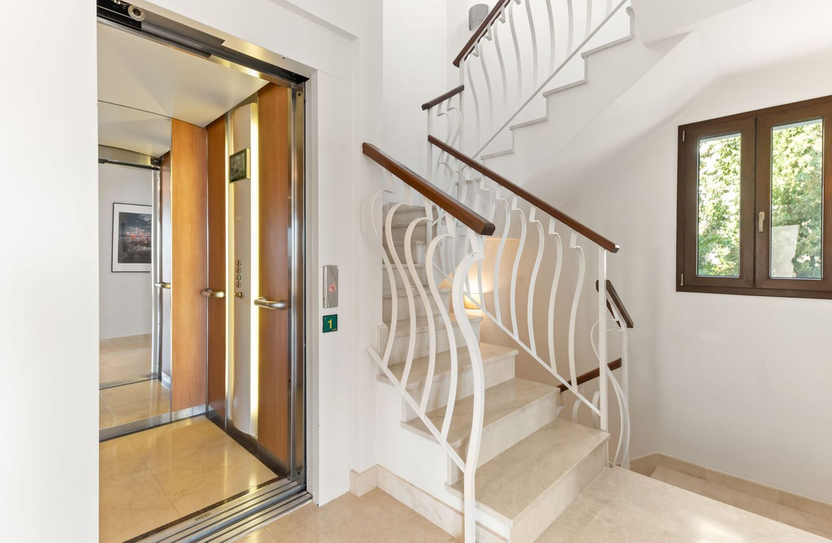 5 Bed Townhouse for sale in Benahavís Costa Del Sol, Málaga, Spain