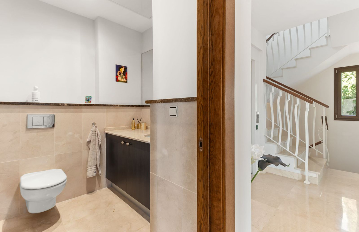 5 Bed Townhouse for sale in Benahavís Costa Del Sol, Málaga, Spain