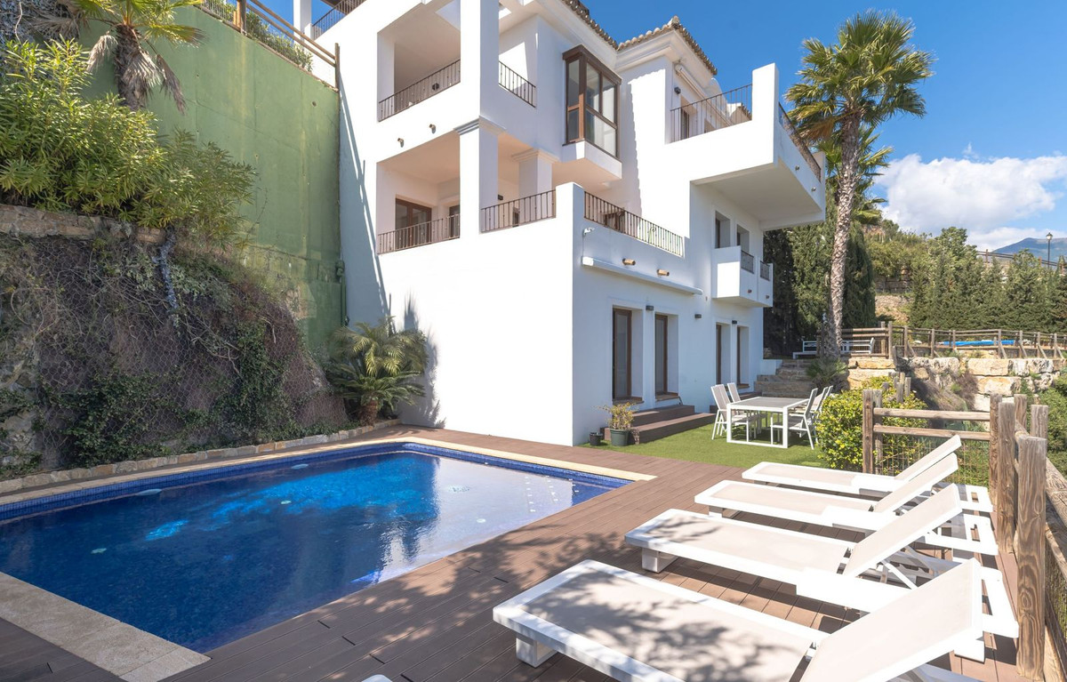 5 Bed Townhouse for sale in Benahavís Costa Del Sol, Málaga, Spain