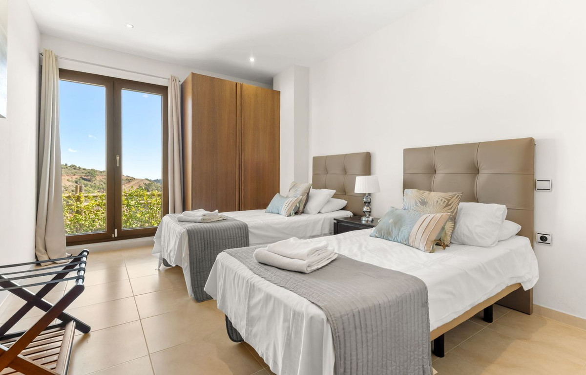 5 Bed Townhouse for sale in Benahavís Costa Del Sol, Málaga, Spain