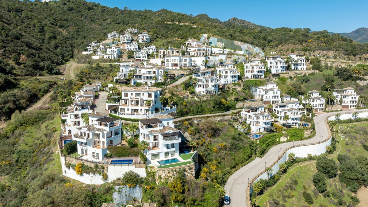 5 Bed Townhouse for sale in Benahavís Costa Del Sol, Málaga, Spain