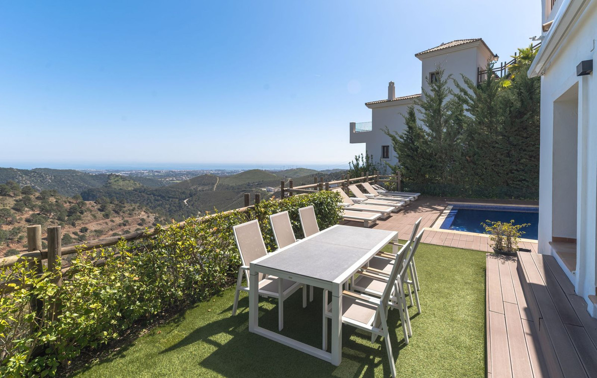 5 Bed Townhouse for sale in Benahavís Costa Del Sol, Málaga, Spain