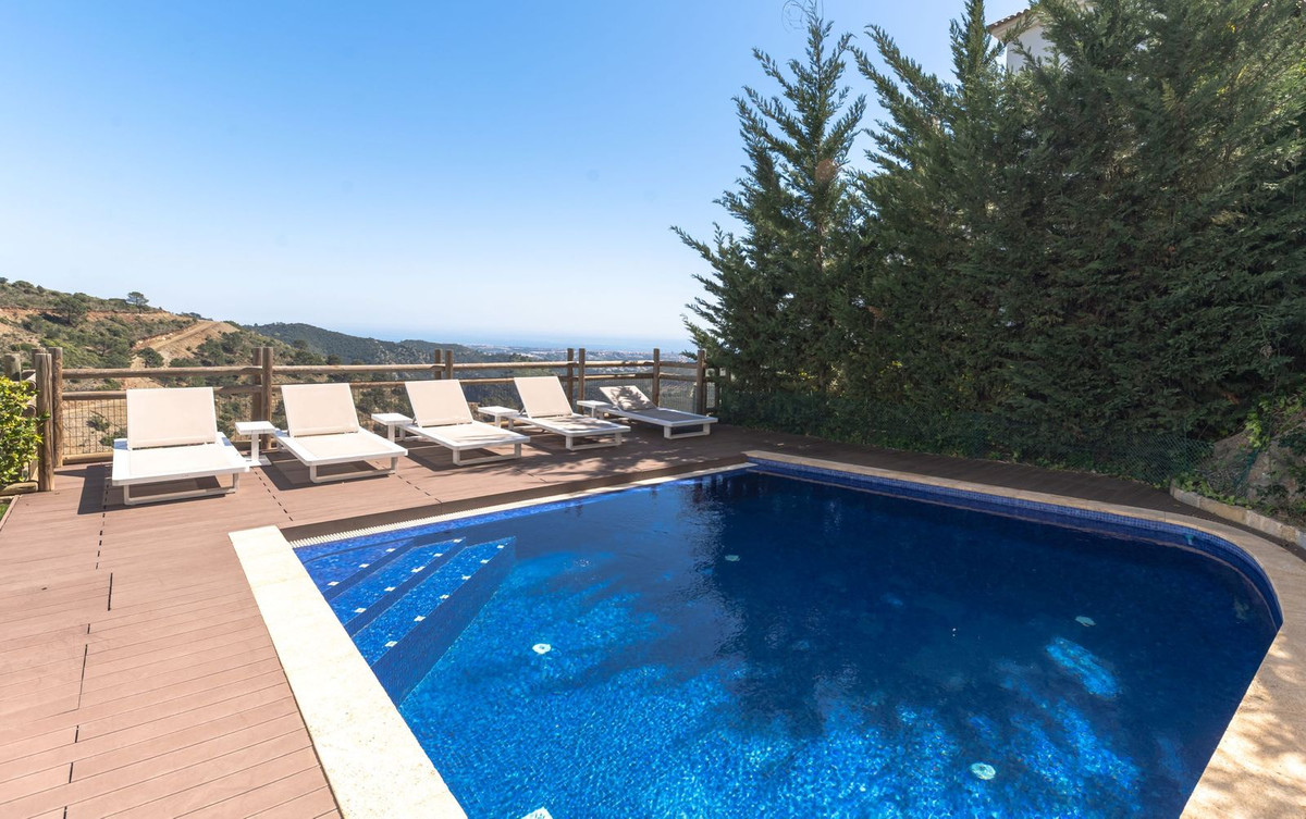 5 Bed Townhouse for sale in Benahavís Costa Del Sol, Málaga, Spain