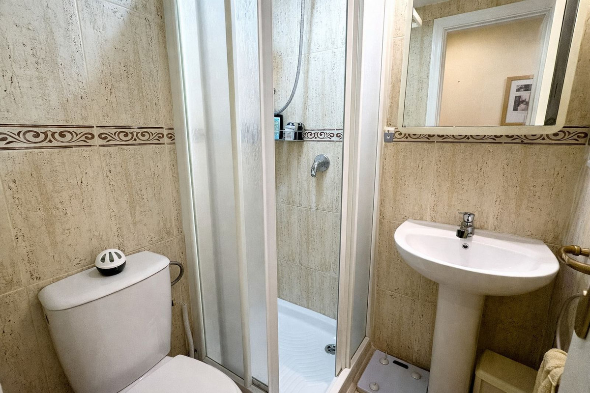 2 Bed Apartment for sale in La Duquesa Costa Del Sol, Málaga, Spain