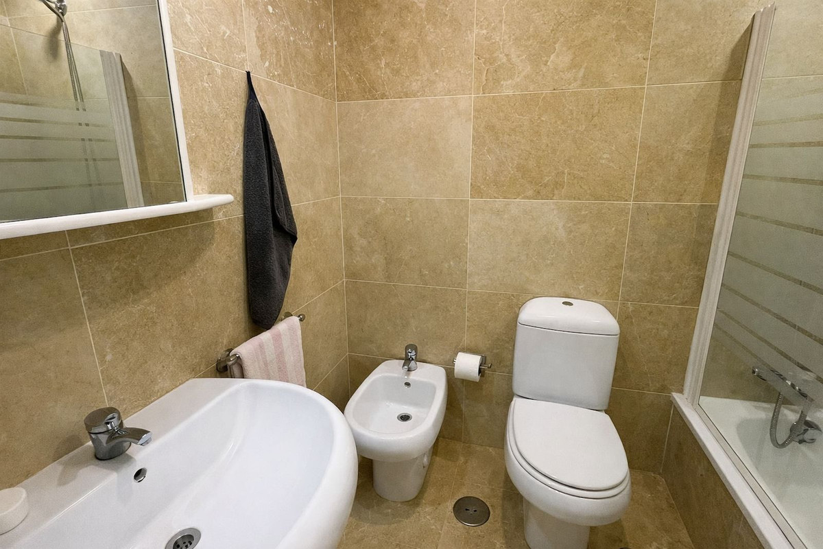 2 Bed Apartment for sale in La Duquesa Costa Del Sol, Málaga, Spain