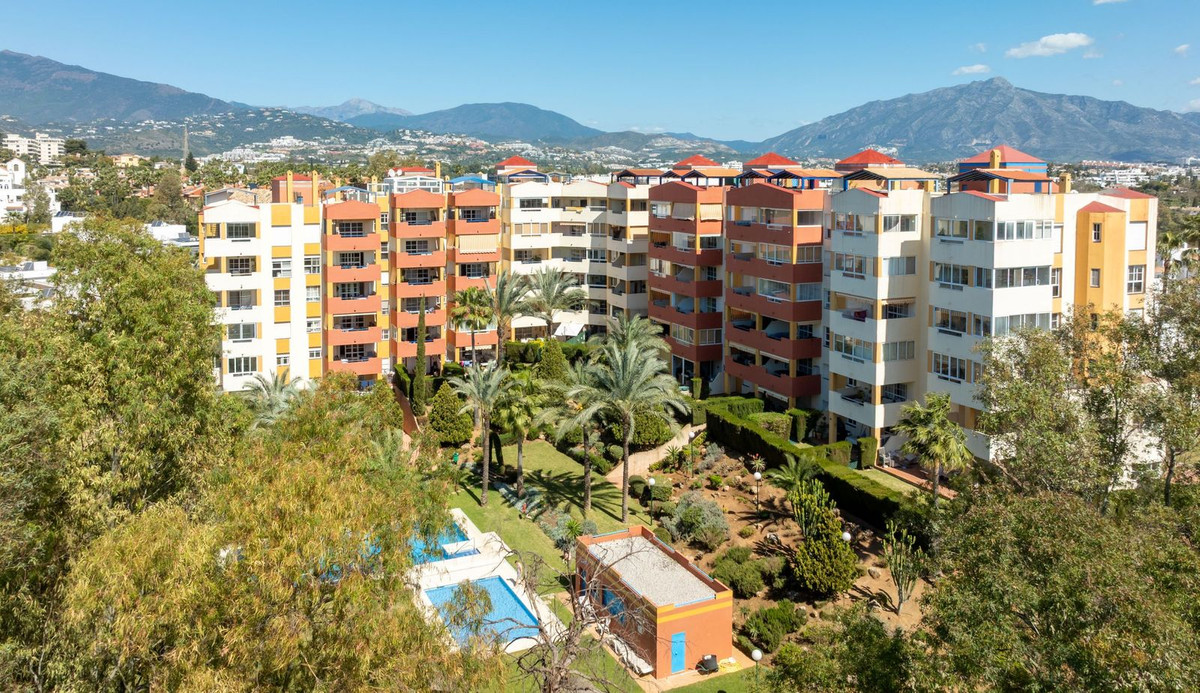 2 Bed Apartment for sale in Atalaya Costa Del Sol, Málaga, Spain