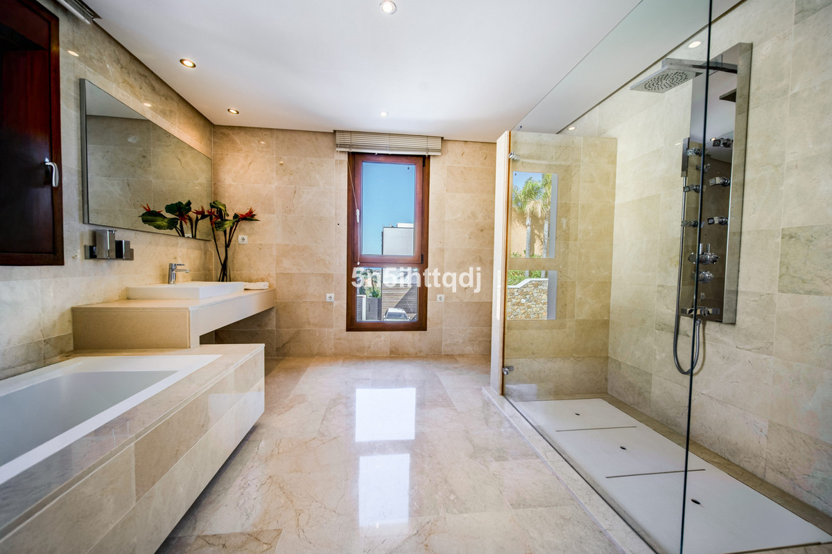 Se vende Villa - Chalet de 5 dormitorios en Costa Del Sol, Málaga, España
