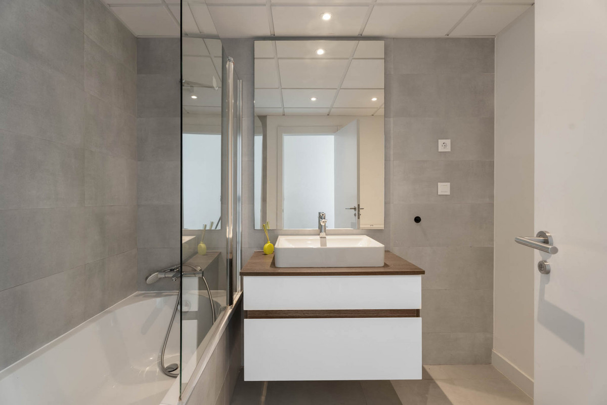 3 Bed Apartment for sale in Estepona Costa Del Sol, Málaga, Spain