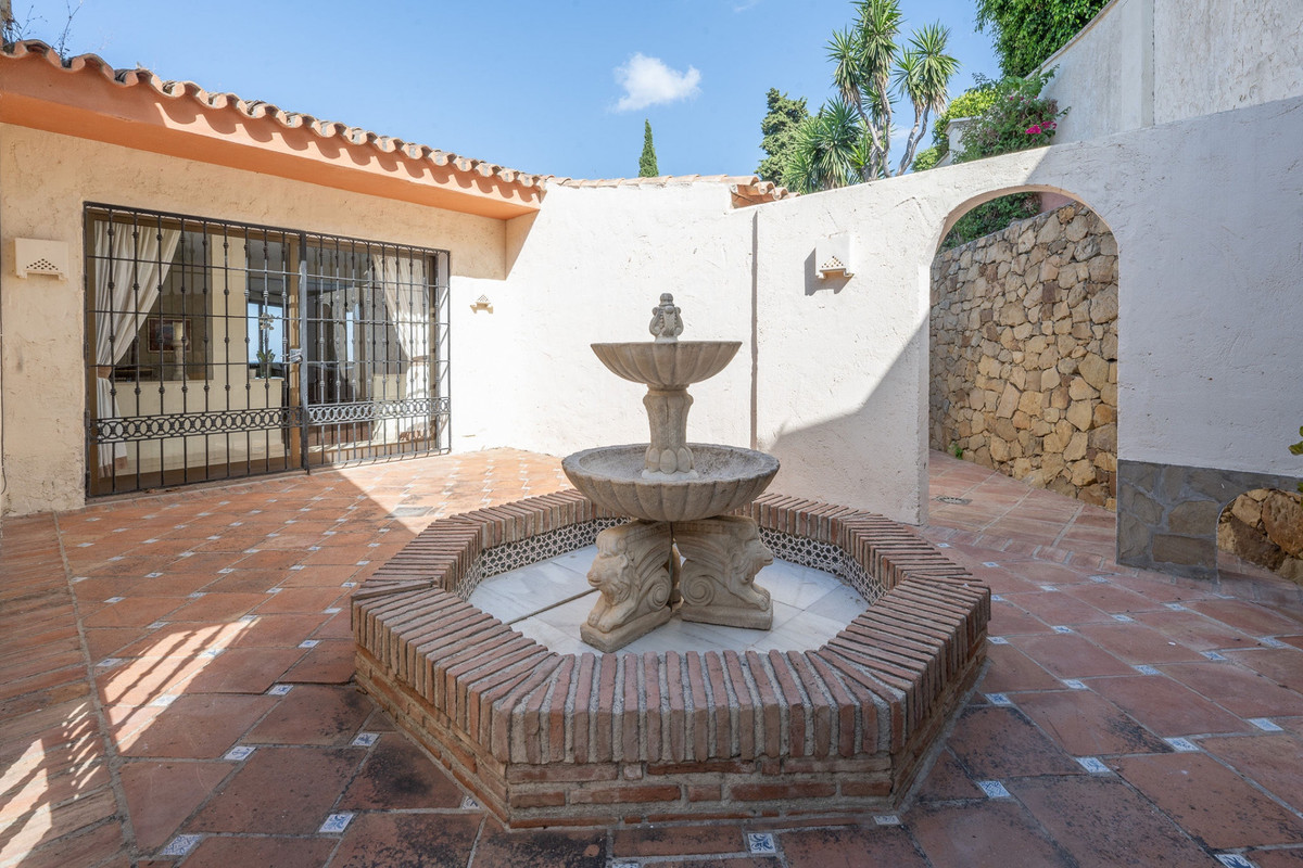 5 Bed Townhouse for sale in El Rosario Costa Del Sol, Málaga, Spain