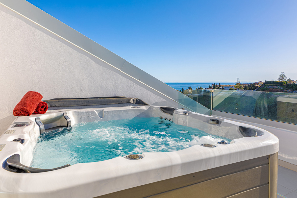 2 Bed Apartment for sale in Fuengirola Costa Del Sol, Málaga, Spain