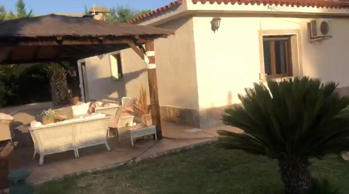 4 Bed Townhouse for sale in Elda Costa Blanca, Alicante, Spain