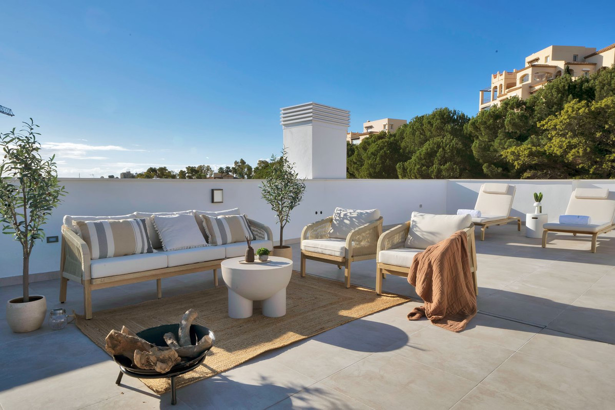 3 Bed Apartment for sale in Estepona Costa Del Sol, Málaga, Spain