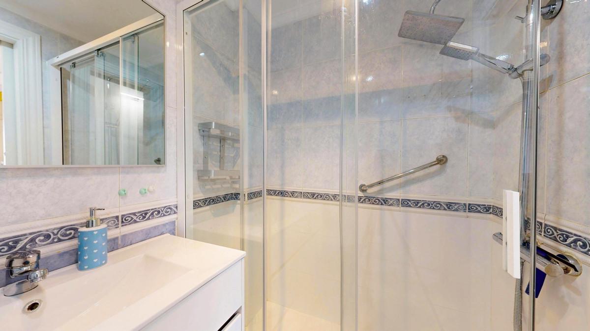 Se vende Apartamento Planta Media de 3 dormitorios en Costa Del Sol, Málaga, España