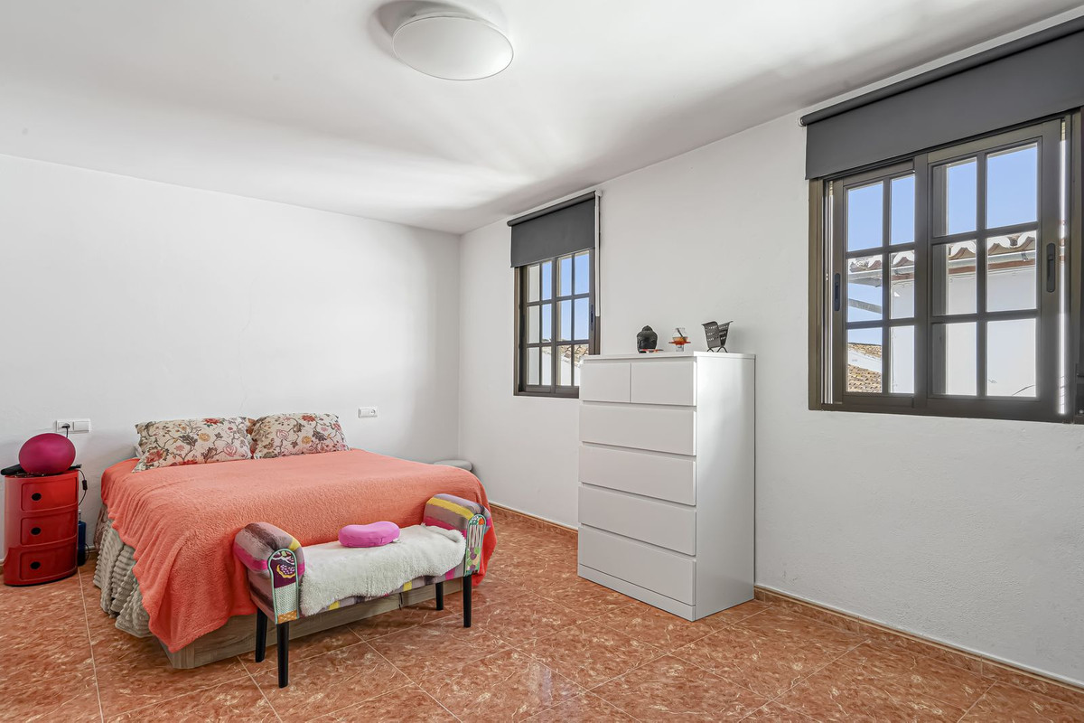 6 Bed Townhouse for sale in Ardales Costa Del Sol, Málaga, Spain