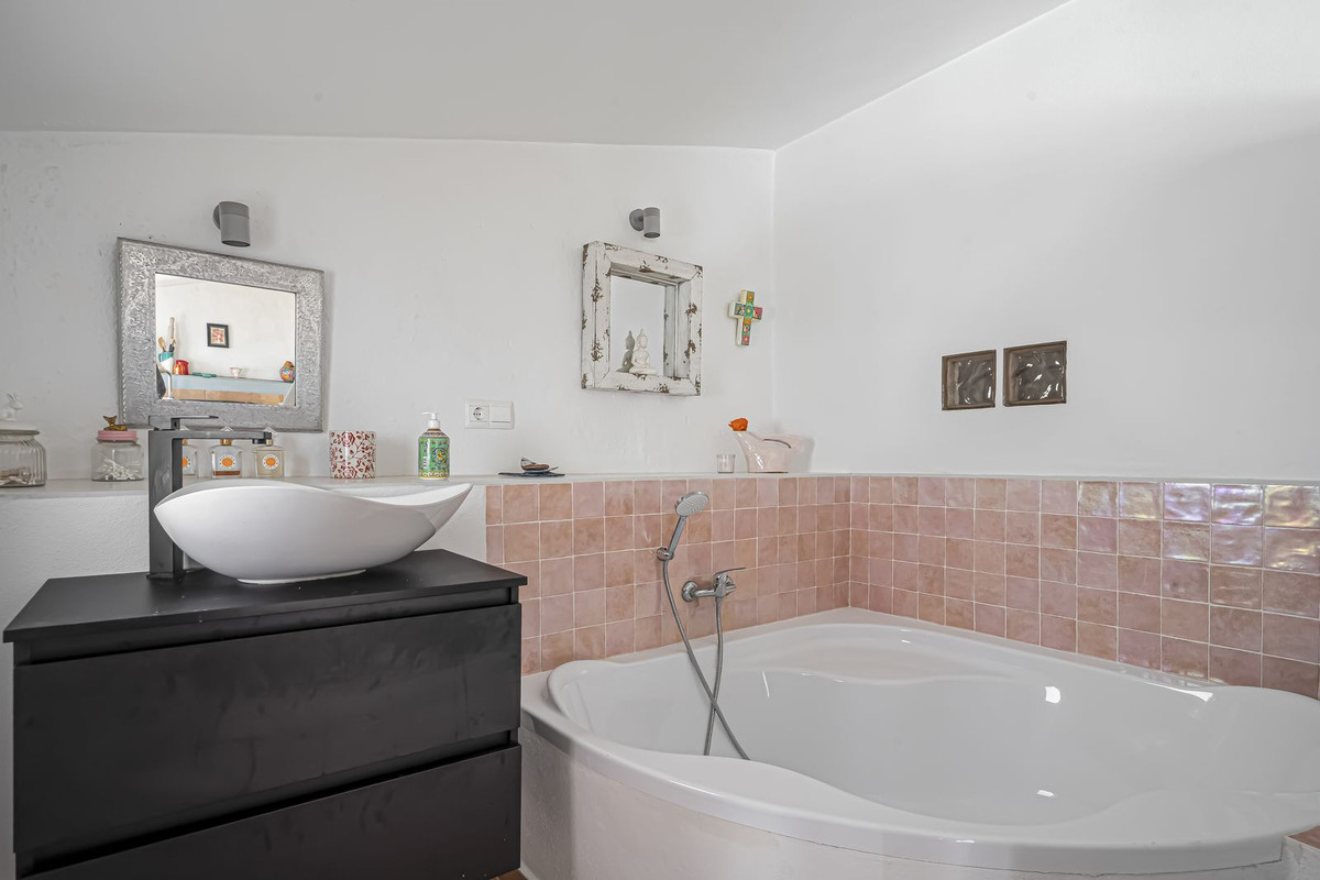 6 Bed Townhouse for sale in Ardales Costa Del Sol, Málaga, Spain