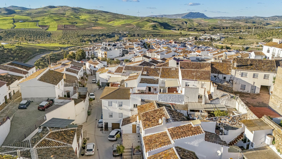 6 Bed Townhouse for sale in Ardales Costa Del Sol, Málaga, Spain