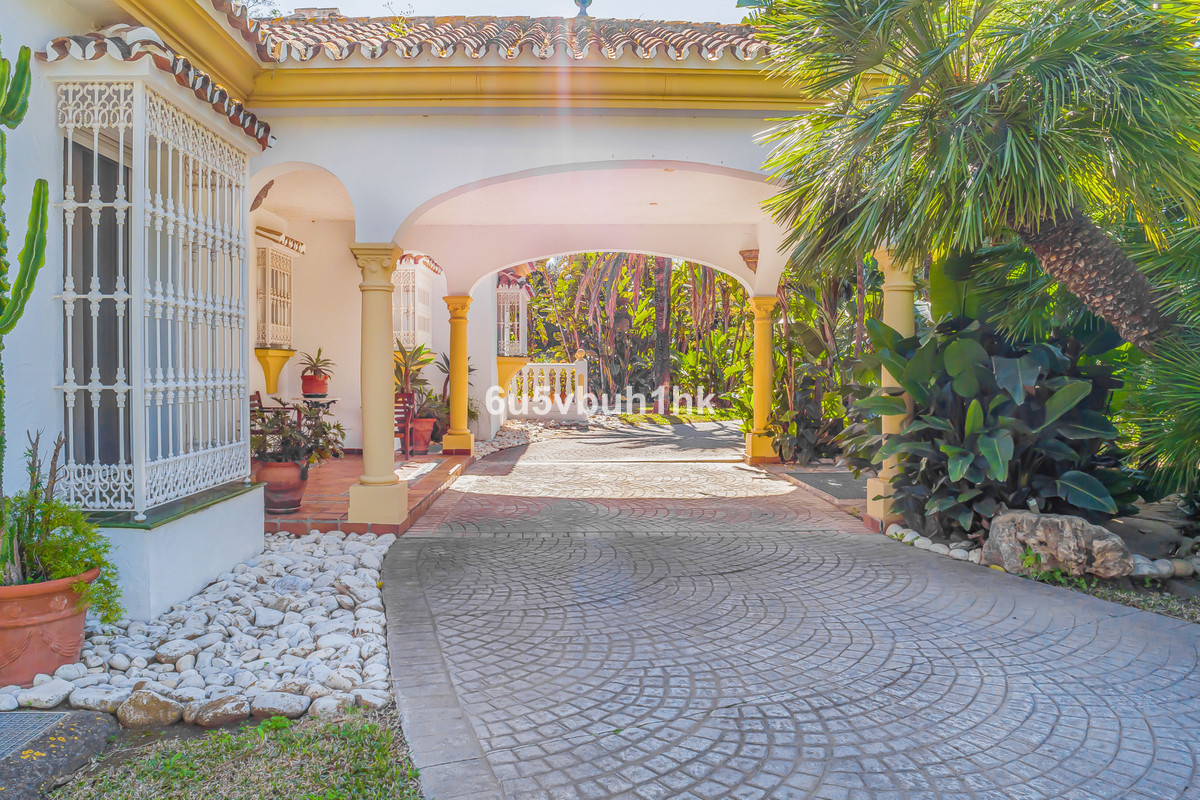 Se vende Villa - Chalet de 8 dormitorios en Costa Del Sol, Málaga, España